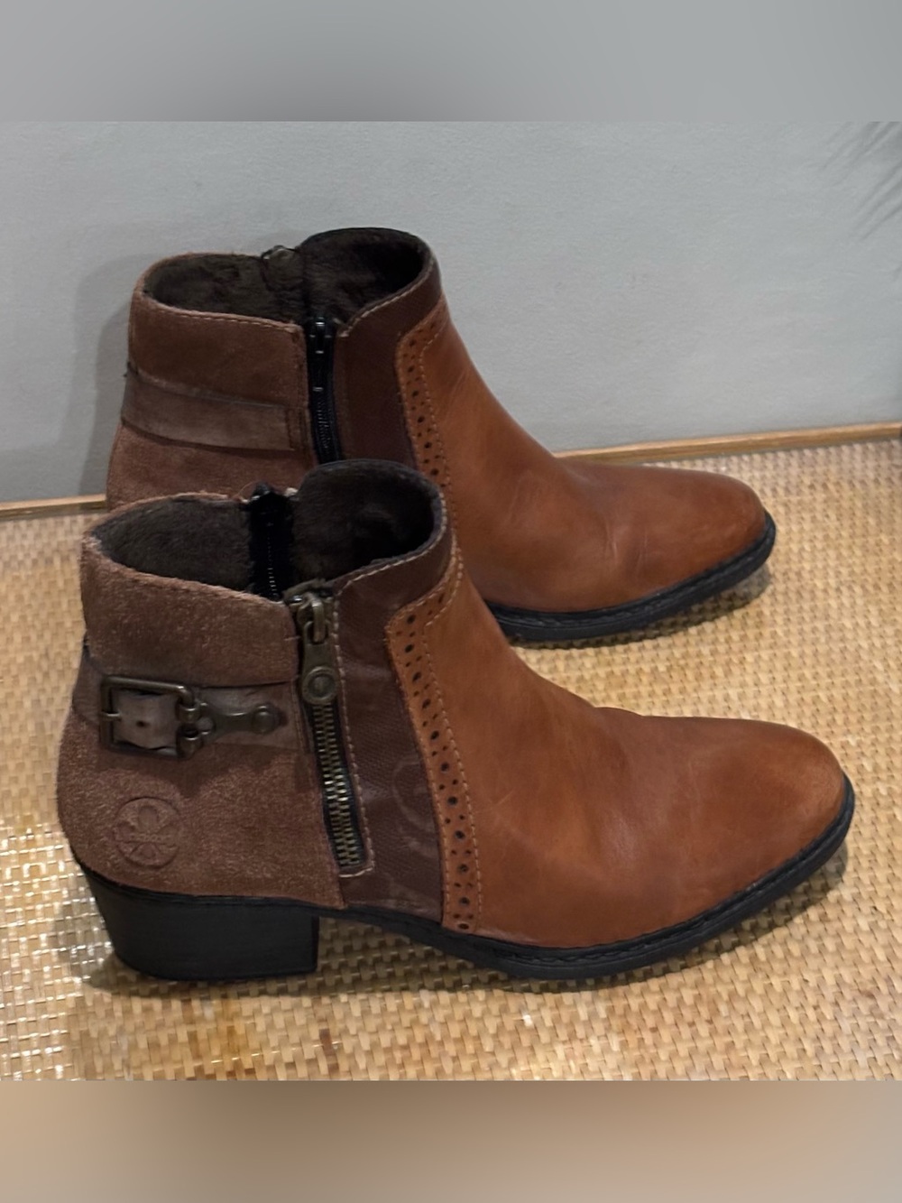 Gorgeous RIEKER 75585-24 leather booties size 39 / 8.5 new without tags!